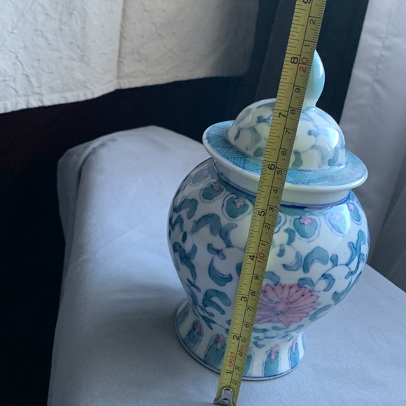 Antique Chinese Blue & White Famille Verte Porcelain Floral Jar w/ Lid 8 1/4” - Picture 2 of 7